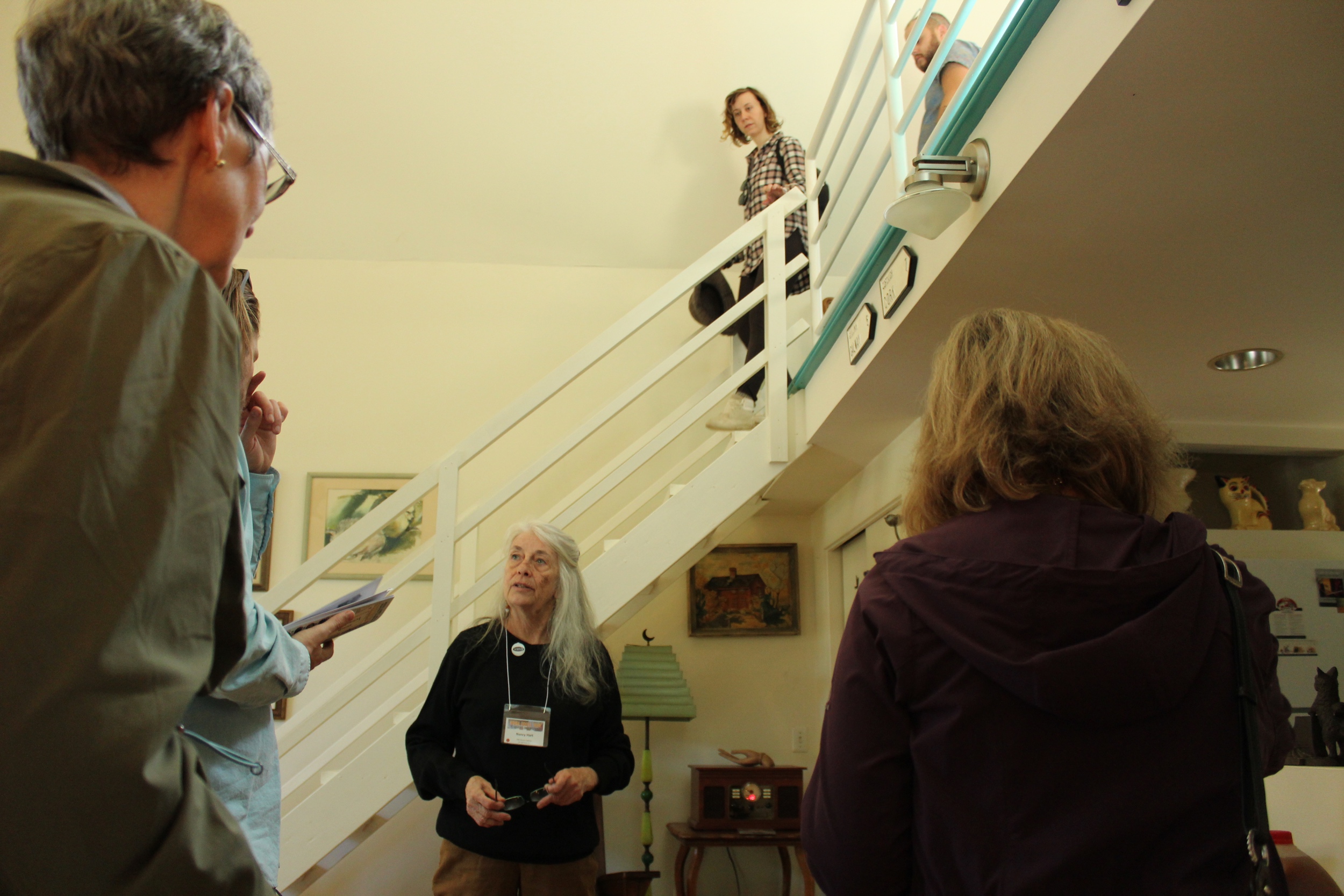  Artist and homeowner Nancy Hart talks with tour goers Photo by Jessica Jennings 