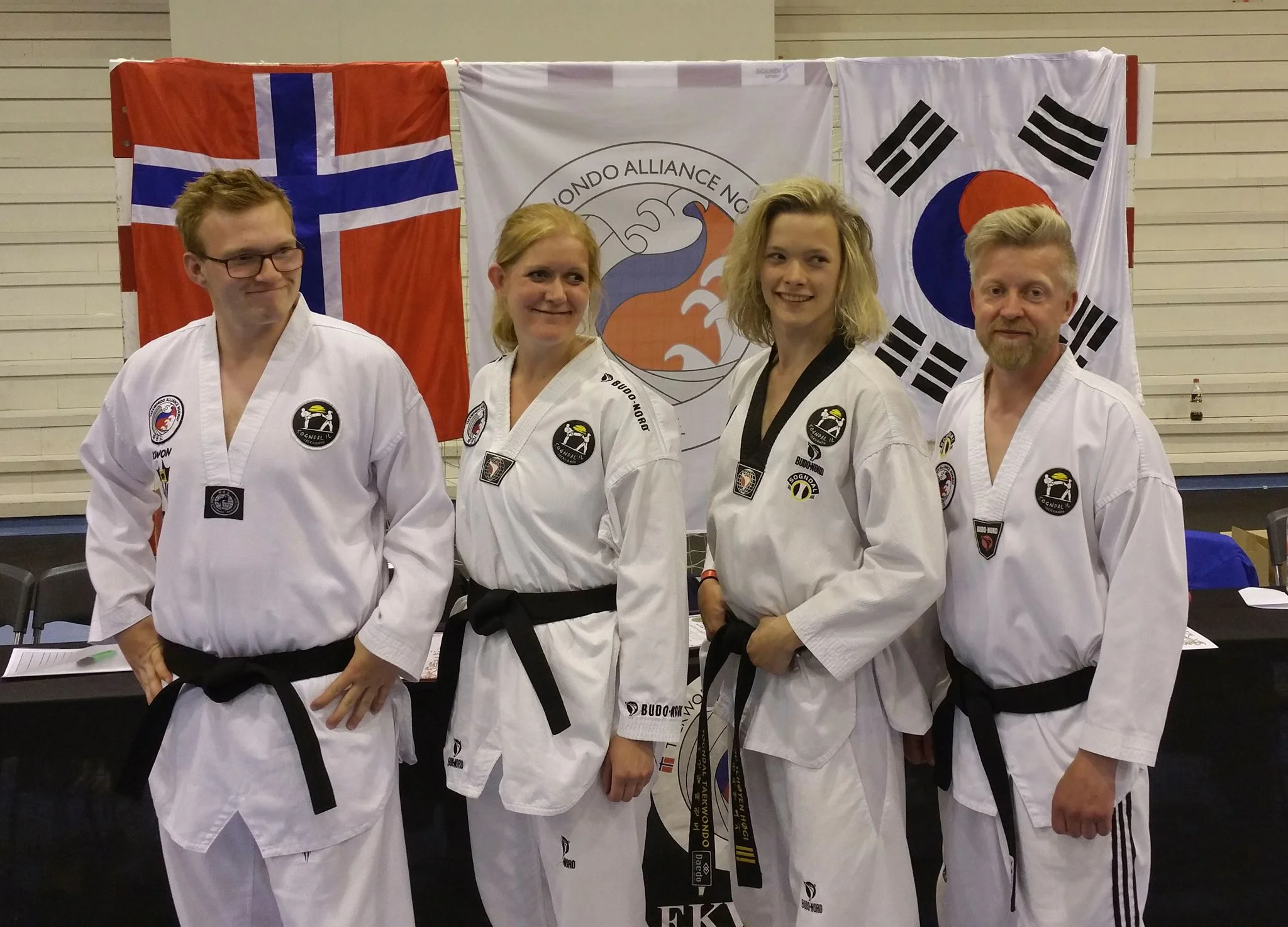 Tre nye svartbelter i klubben, saman med Master. Frå venstre: Kristoffer Molland, Linda Sæthre Ediassen, Master Trond Schøyen Høgi, Olav Arild Barsnes Foto: Runar Langeteig