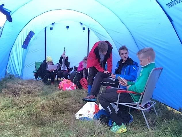 Diskusjoner i teltet mellom løpa.