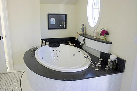 Bathroom2_678.jpg