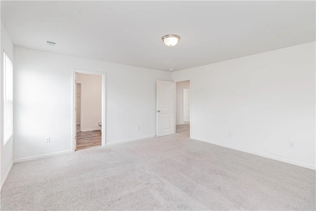44_Oxford_Lane_Kingston_GA_2026_int_bdrm_b.jpeg
