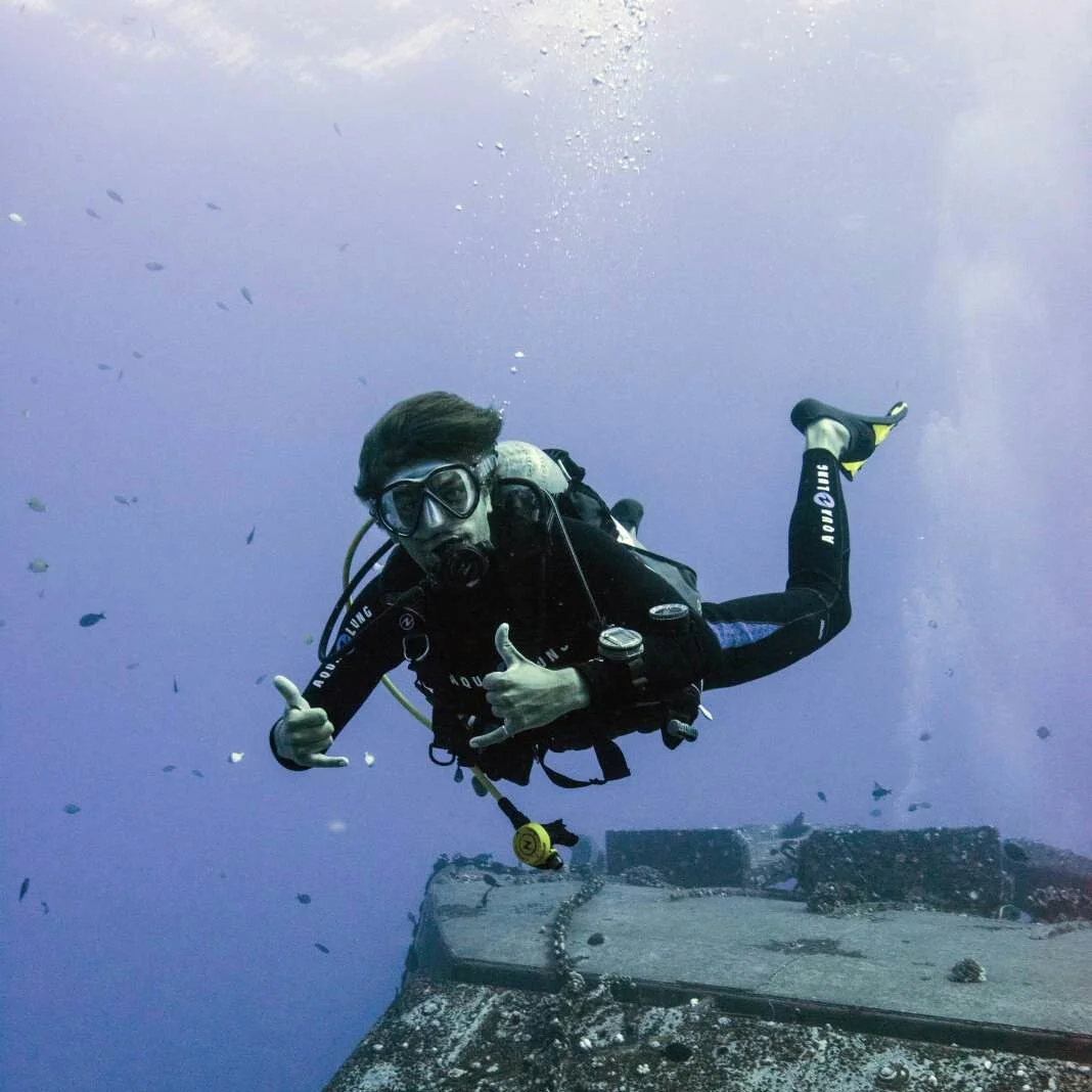  Diving in the clear waters off of Oahu, Hawaii 