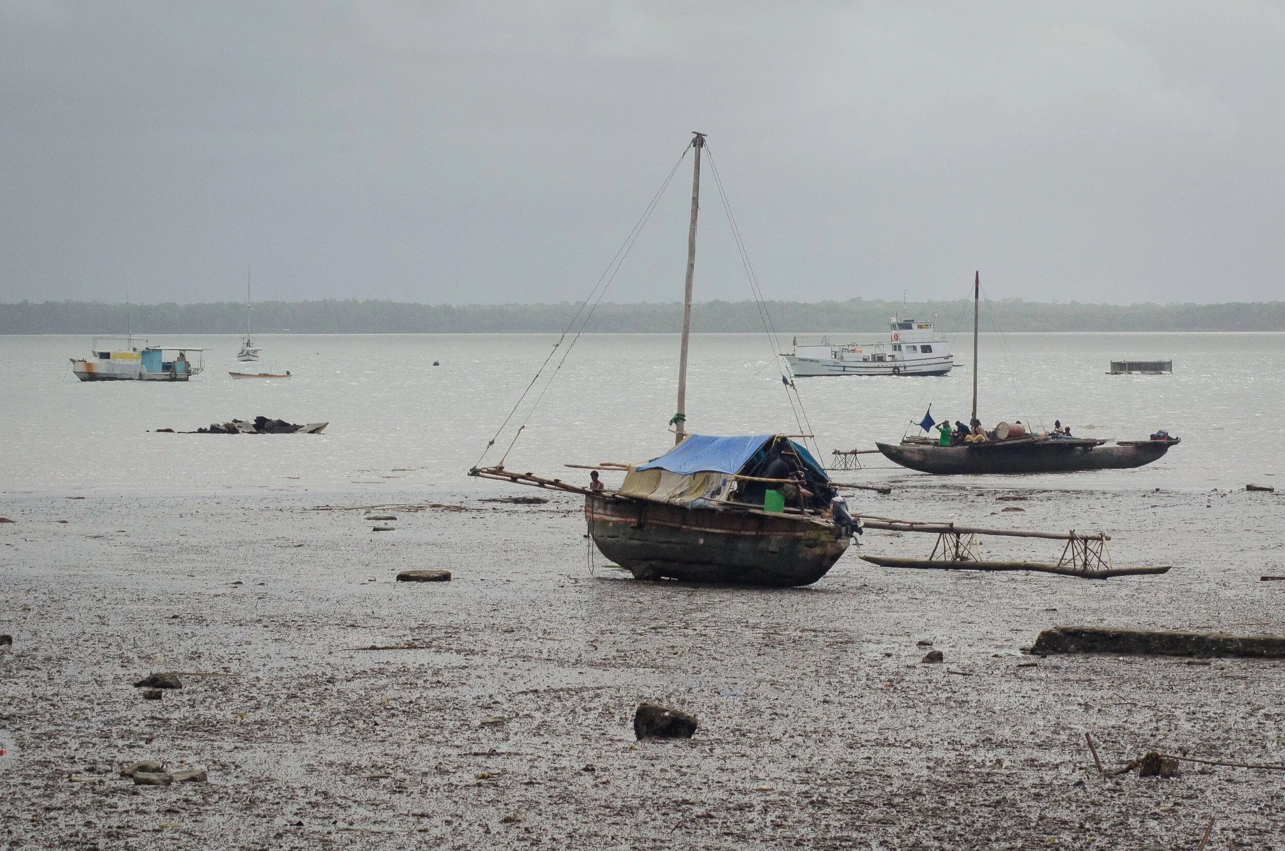 Mudflats exposed at low tide. Our sailboat, SV Amanda-Trabanthea, anchored in the distance (www.amanda-sailing.com)