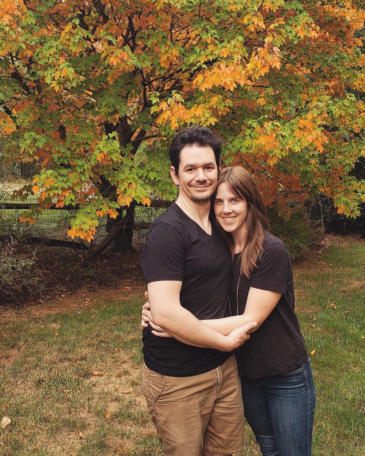Our yard provided us with what looks like a school portrait backdrop. 
(also this was almost 2 weeks ago and most of the trees are bare now🤷🏻&zwj;♀️🍂) 📷 @newenglandprints