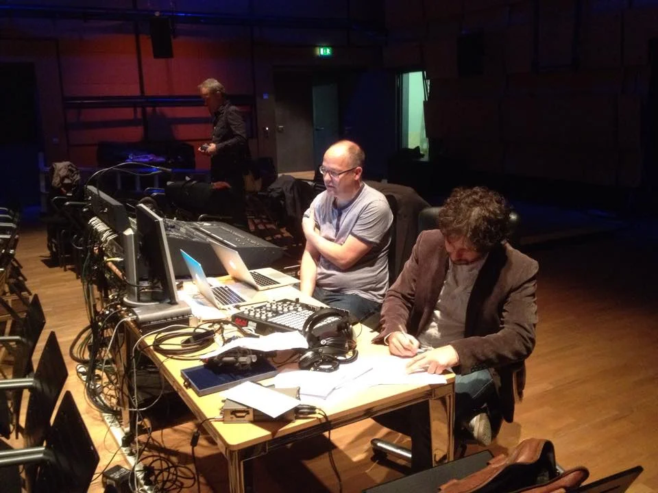 Holger Stenschke (Live Elektronik) &amp; Till Fabian Weser (BB&amp;B) im Kubus des ZKM bei der Probe (v.r.n.l.)