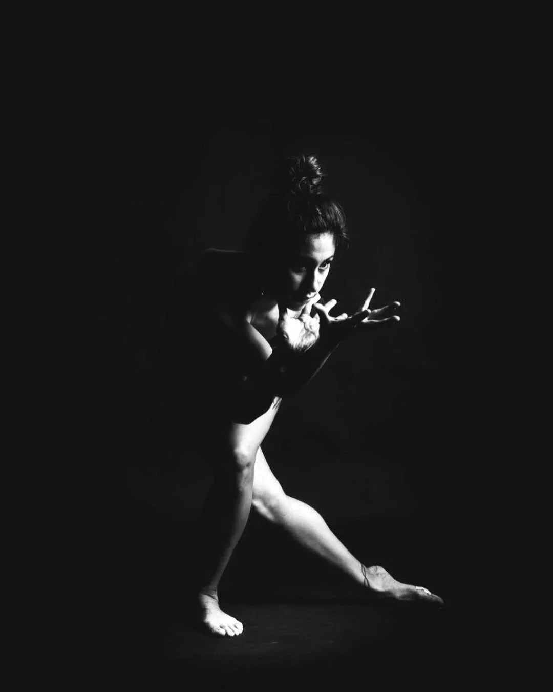 Dancer posing with dramatic lighting. Paty Marquez