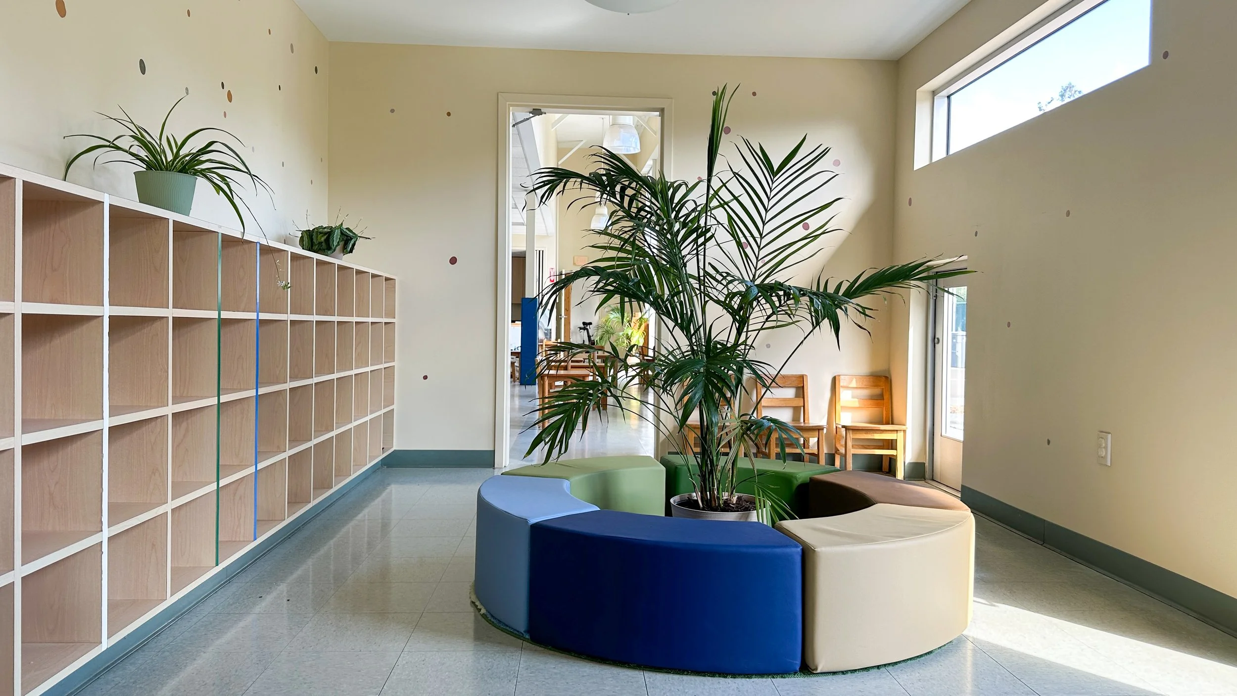 Montessori-Childrens-Center-San-Francisco-Coat-Room.JPG