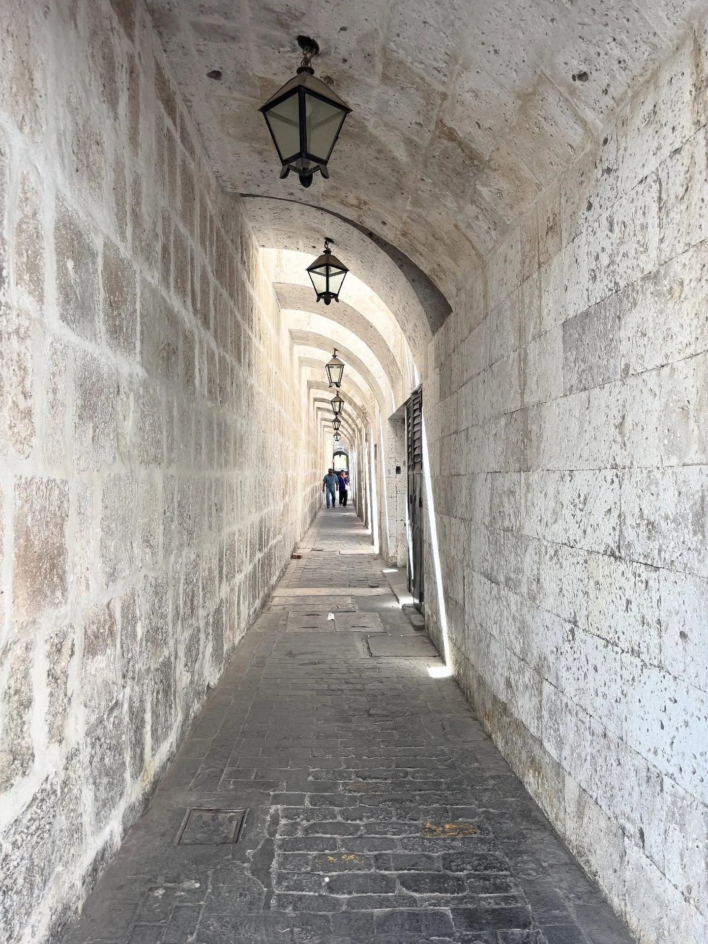 Arequipa ❤️ ese cielo, el sillar, las hortensias y las bugambilias, mi casa&hellip; lugares que son testigo de vidas compartidas, hoy compartidas con los que quedan; con quienes continuamos el legado de Un&aacute;monos, con la esperanza de lograr un 