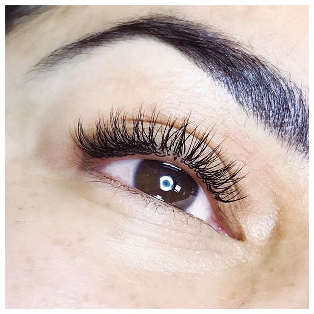 These flirty little fluffies done by @wtf.lashco at @hairylittlethings 💕