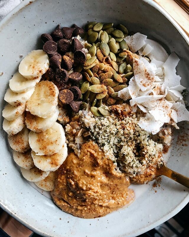 @moxienosh is debuting a new flavor this month called Roasted Nut and OMG is it good. I want to eat it with everything but especially with a bowl of oats of course. Gf oats cooked with chia, chopped dates + cinnamon, and topped with sliced bananas, p