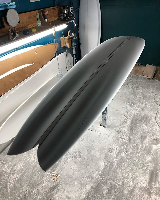 9&rsquo;2&rdquo; Fish Simmons for @stephen_mel356, ready to be dressed up by the legend @uselesstoysglassing. #borbonewavecraft #handshaped #fishsimmons