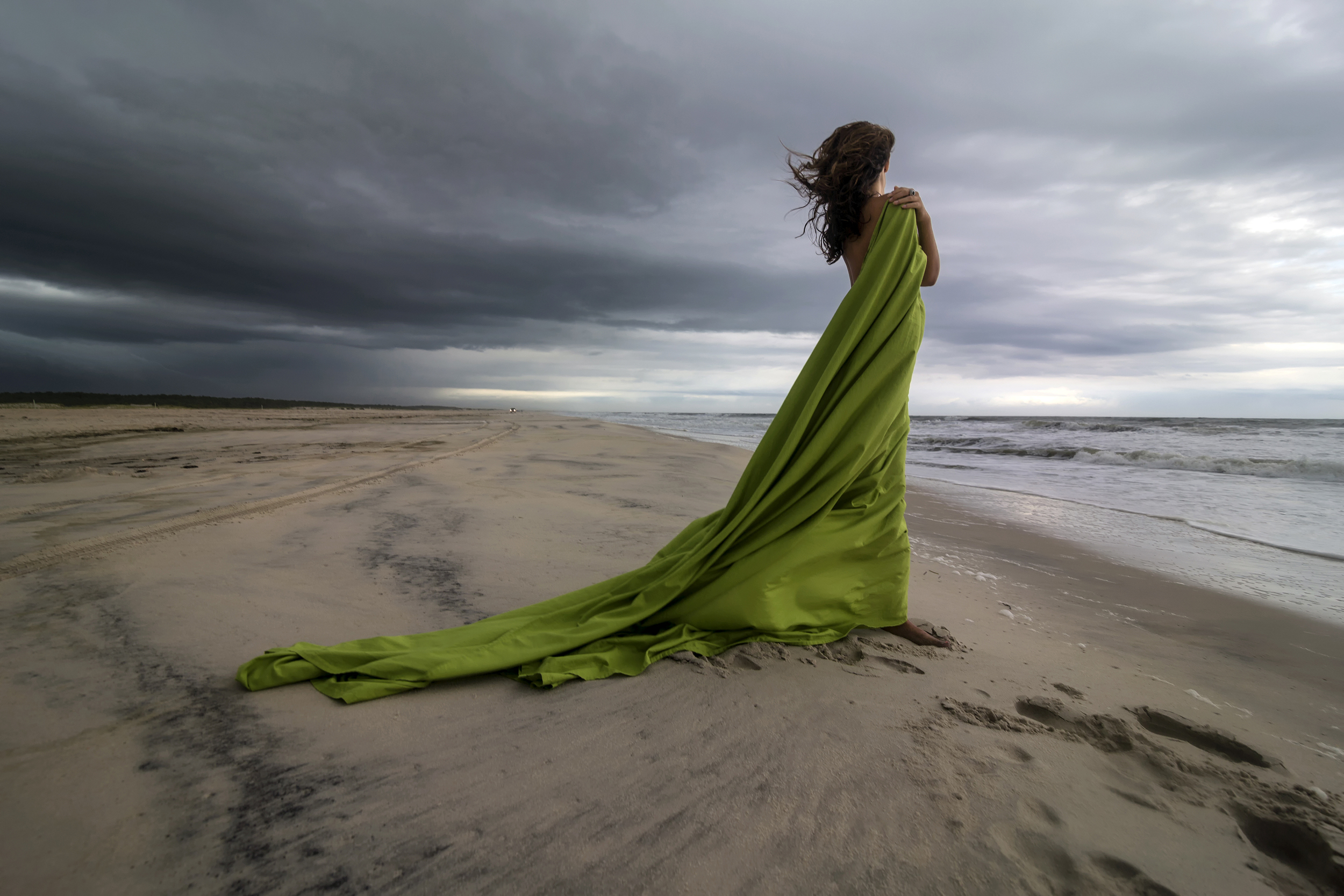 Человек сам против себя. Девушка ждет на берегу моря. Девушка в зеленом платье у моря. Девушка на берегу моря. Девушка в зеленом платье.
