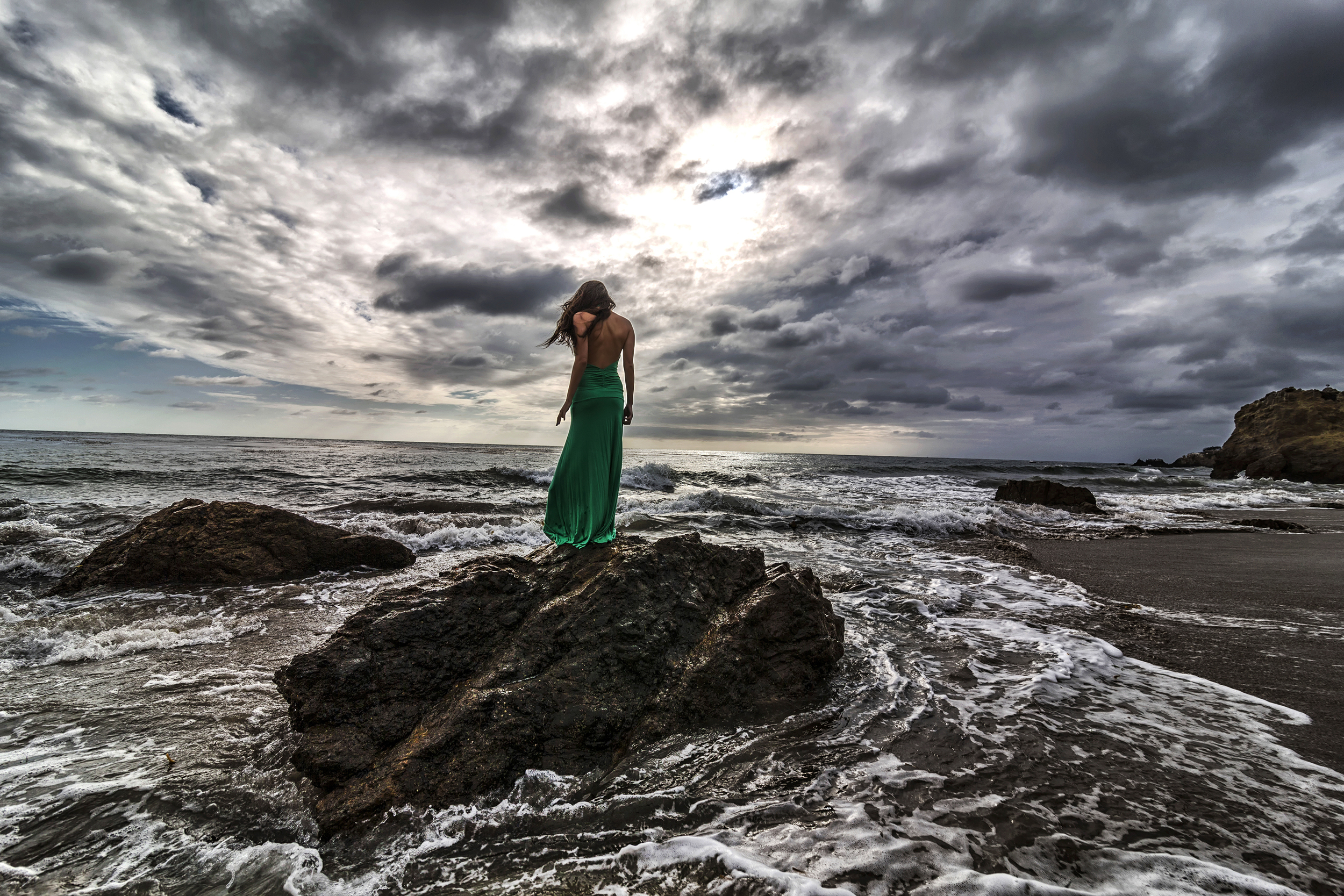 Stone woman. Девушка стоит на Камне. Человек стоящий на Камне. Девушка море скалы. Море с камнями с людьми.