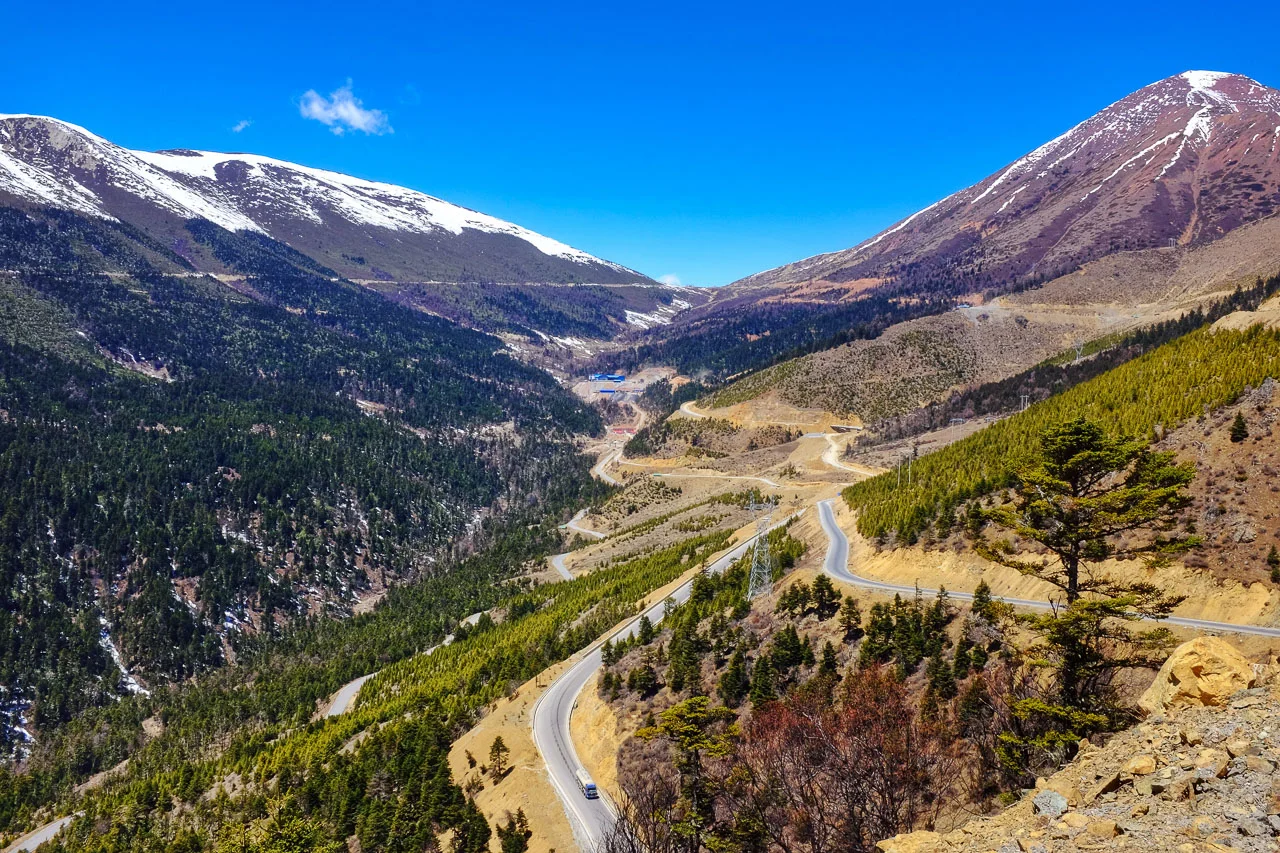 The 4,500 meter Baimang Mountain pass standing between us and Deqin.