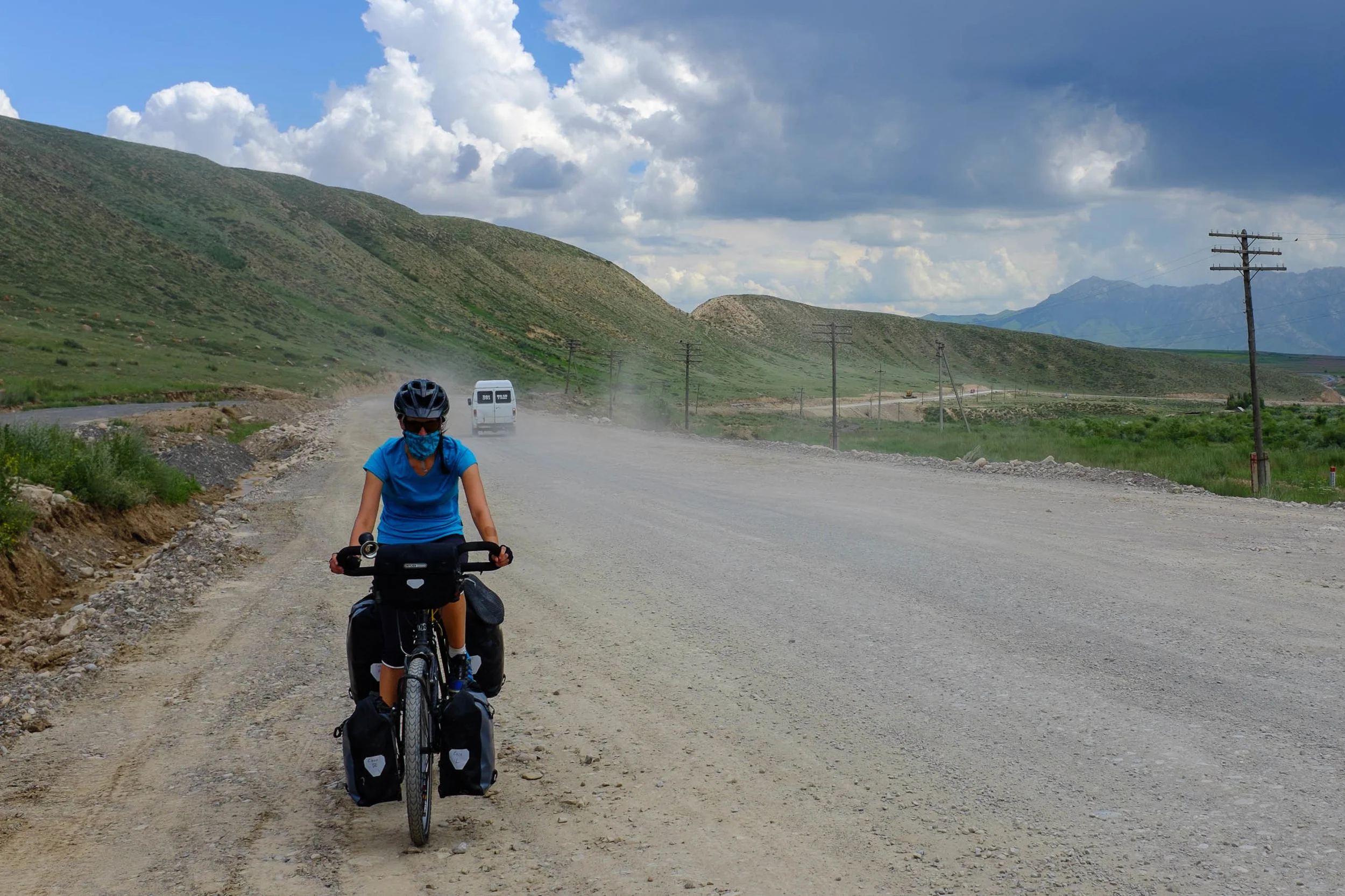 The dusty road to the Dollon pass