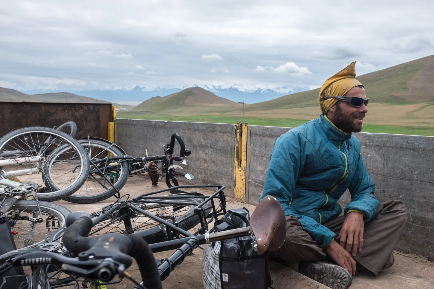 Hitchhiking back to Osh with some French cyclists