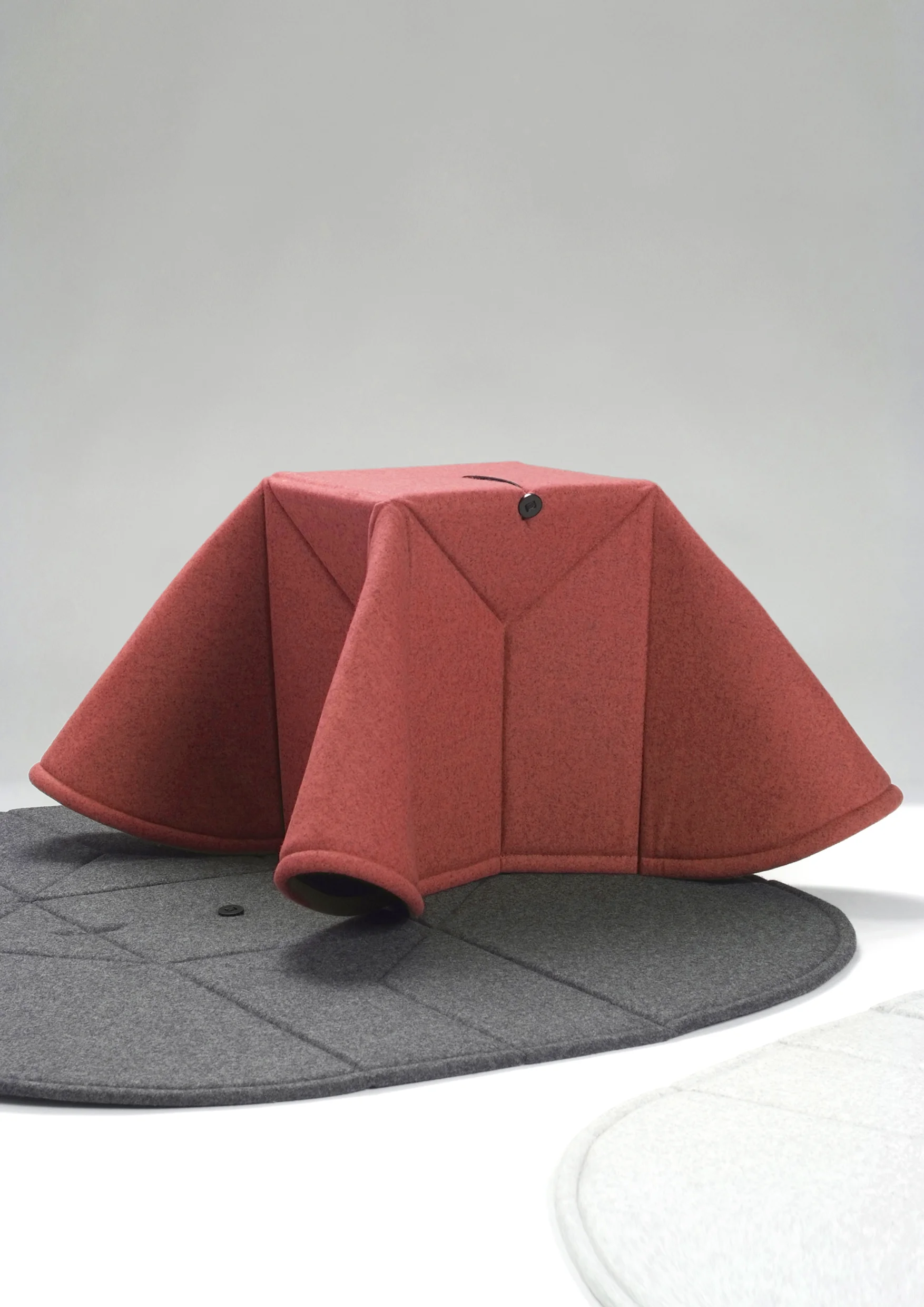 GLacouaTapistabouret©véronique huyghe4.jpg