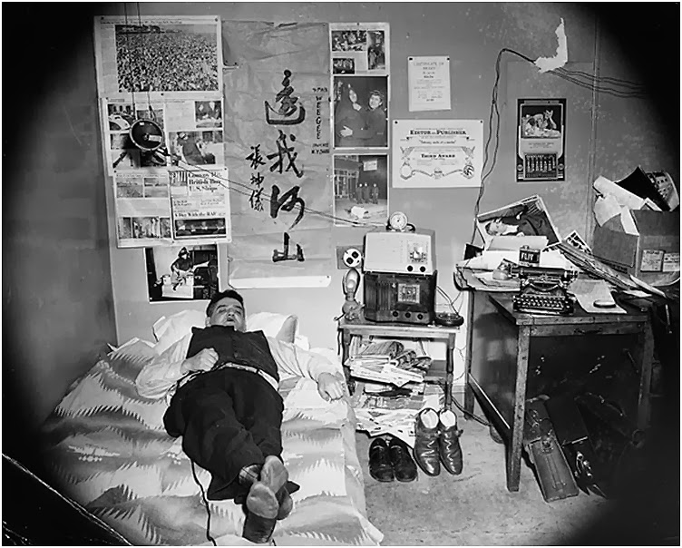 04 Weegee at his bedroom.jpg