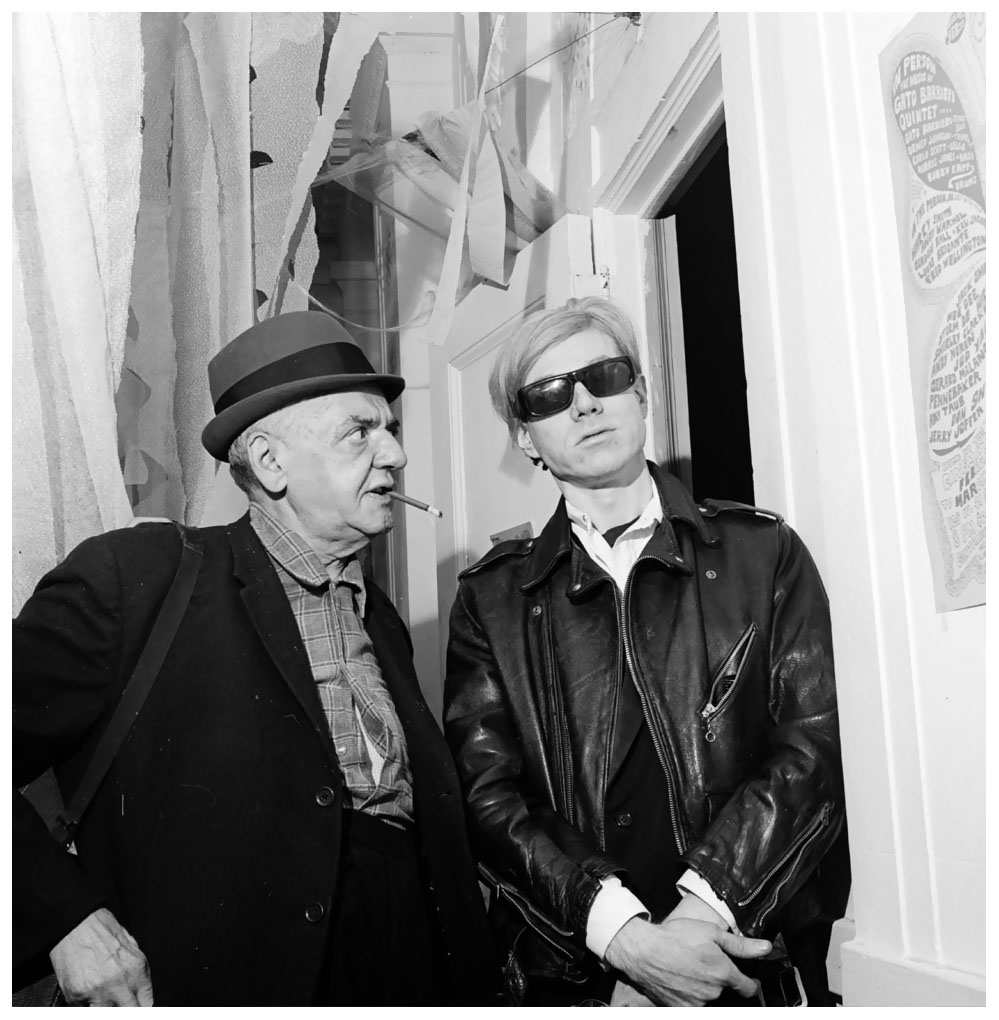  circa 1960:  American photographer Arthur 'Weegee' Fellig (1899 - 1969) with pop artist and film-maker Andy Warhol (c.1928 - 1987).  (Photo by Weegee(Arthur Fellig)/International Center of Photography/Getty Images) 