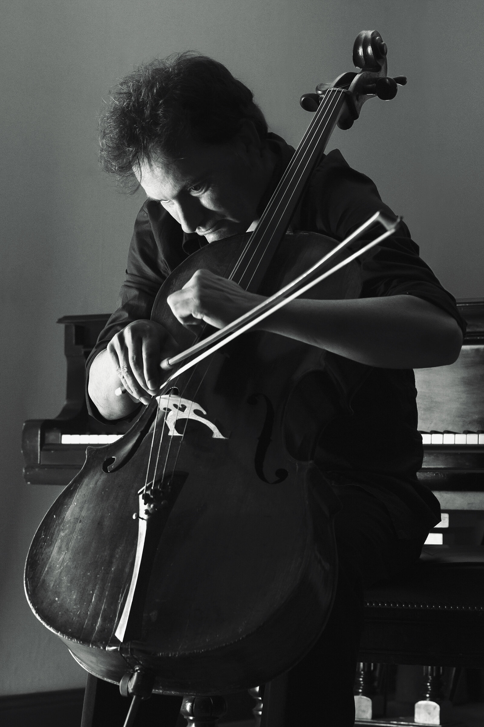 Violonchelista en blanco y negro