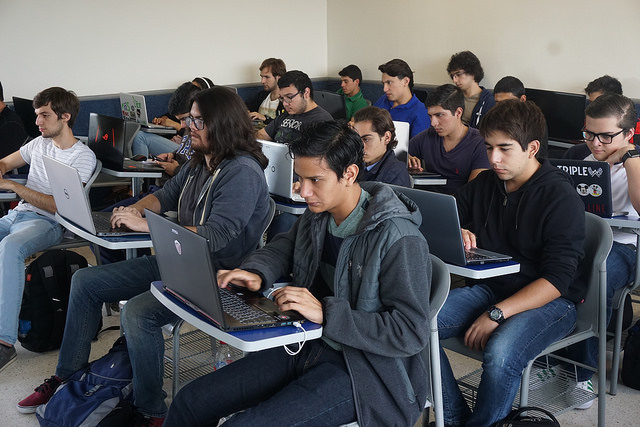 An open teaching practice incorporates students as part of a community where collaborative learning is fostered and cross-curricular skills in written and oral communication are developed. In addition, online publications related to the contents of the courses are encouraged, allowing students to develop their own digital portfolio. - Photo: Ken Bauer