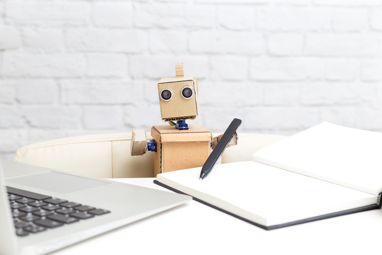 Robot on a course on AI