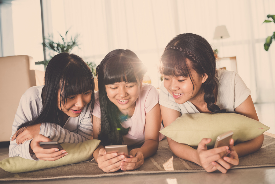 47% of Generation Z spend more than 3 hours a day on YouTube. - Photo: Bigstock.com