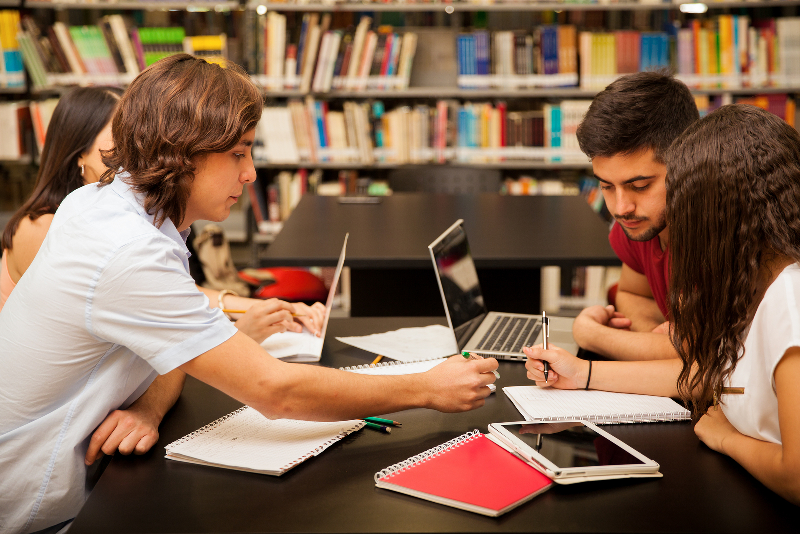 According to a study, open educational resources not only reduce the costs of pursuing a university degree, they also improve academic performance and lower dropout rates. - Image: Bigstockphoto