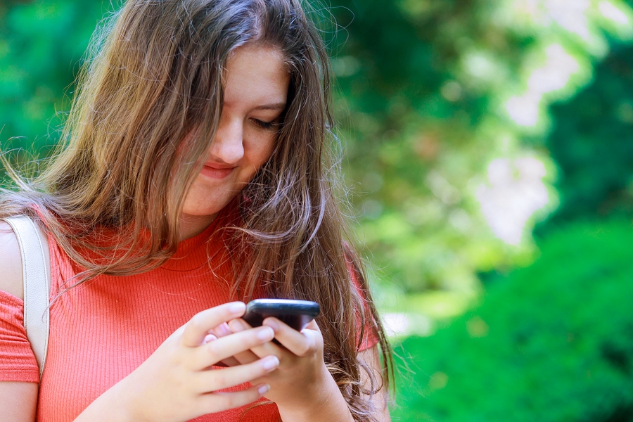 A survey reveals that social media strengthens the interpersonal relationships of teens, but reduces face-to-face communication. Social media makes teenagers feel less lonely, however, sometimes they feel inferior compared to their peers. - Image: Bigstock