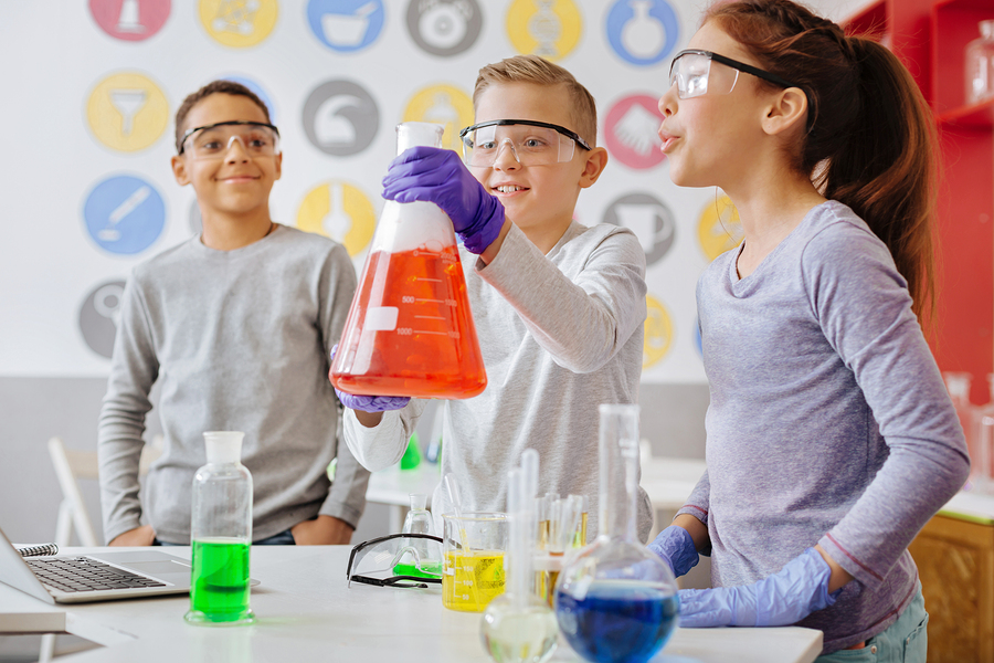 To reflect students’ progress in the acquisition of competencies in the science laboratory, we designed an analytical rubric to define what is expected of the student. With this same rubric we can give assertive feedback about their performance in a personalized way. - Photo: Bigstock