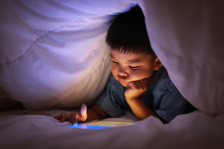 One out of 20 American children spends less than two hours in front of a screen, exercises, and sleeps well, according to The Lancet Child & Adolescent Health. - Photo: Bigstock