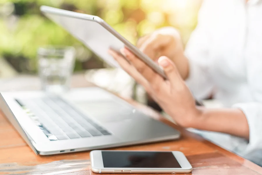 "LOL," "ILY," and emoticons: the reinvention of grammar with technology