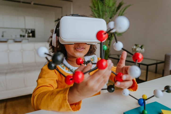 Niña aprendiendo con realidad virtual