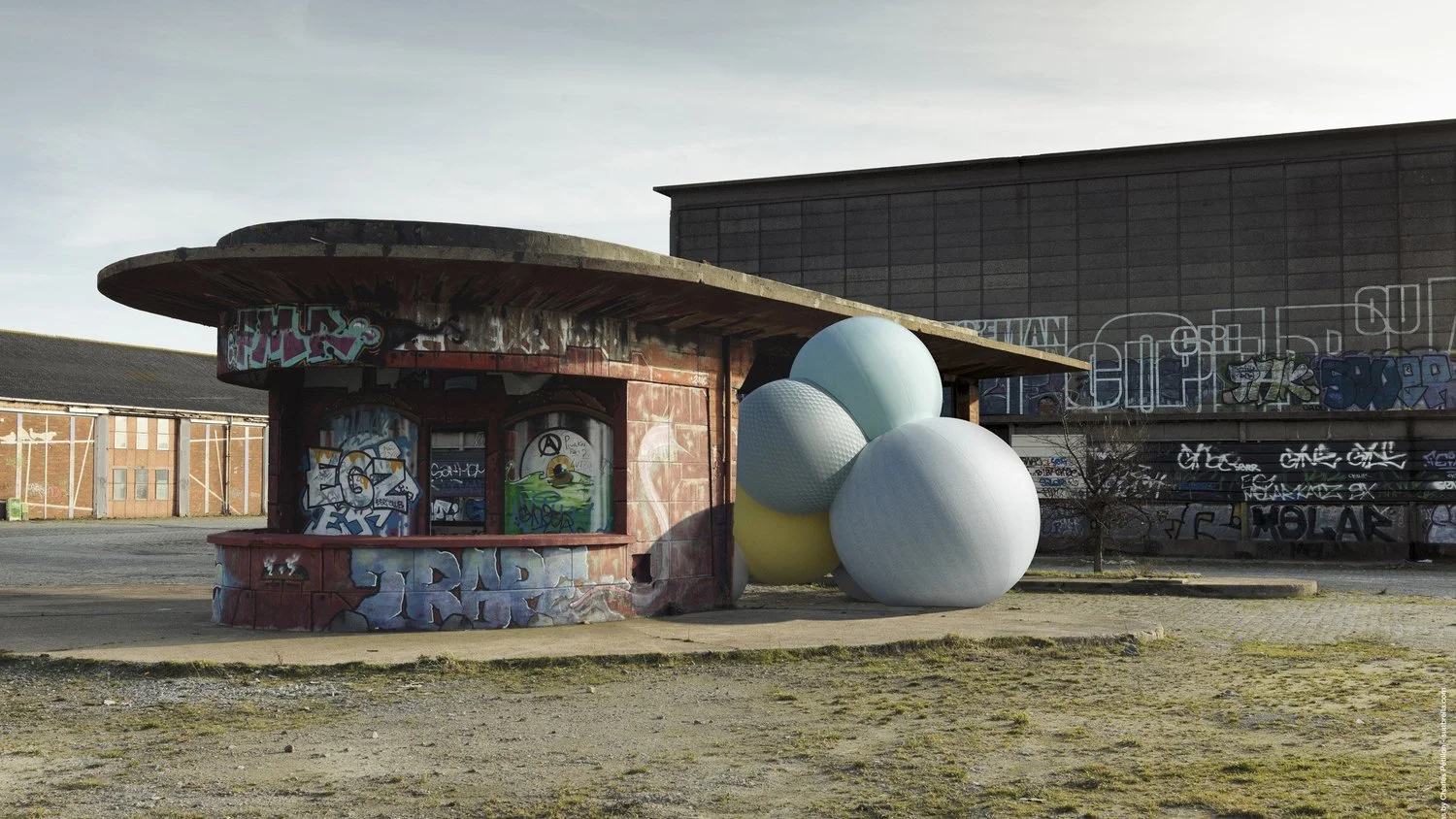Bringing Fabric Balloons and Concrete Architecture Together