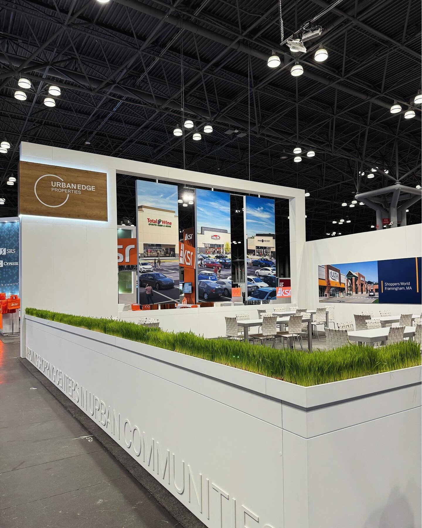 Urban Edge at ICSC looking sharp! 📐

For inquiries reach out at the link in the bio. 

#tradeshow #tradeshows #tradeshowbooth #icsc #marketing #experientialbuilders #experientialagency #experientialmarketing #boothdesign #upscaletradeshow #highendtr