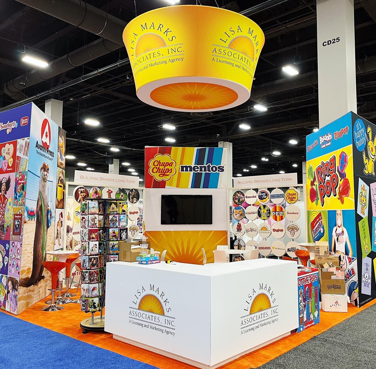 Candy (and graphic) heaven with long time partners Lisa Marks Associates!🍭

#tradeshow #customtradeshowdisplays #tradeshowbooth #experientialmarketing #marketingagency #popupshop #shopinshop #tradeshowlife #windowdisplay #retaildisplay