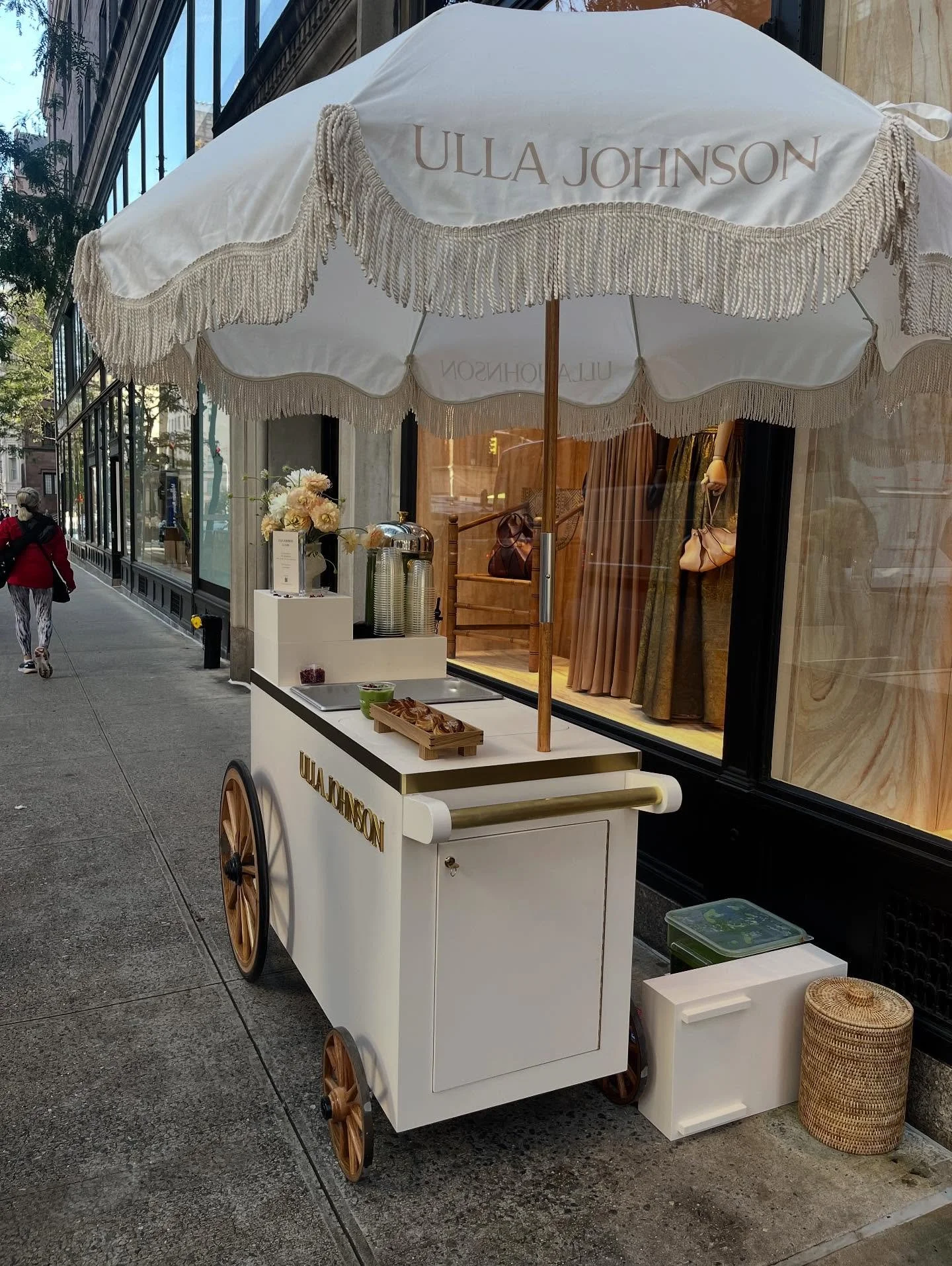 Happy to help @ullajohnson celebrate the opening of heir Upper East Side Madison Avenue location with this custom made cart.
Check out the beautiful new store! And get treats!