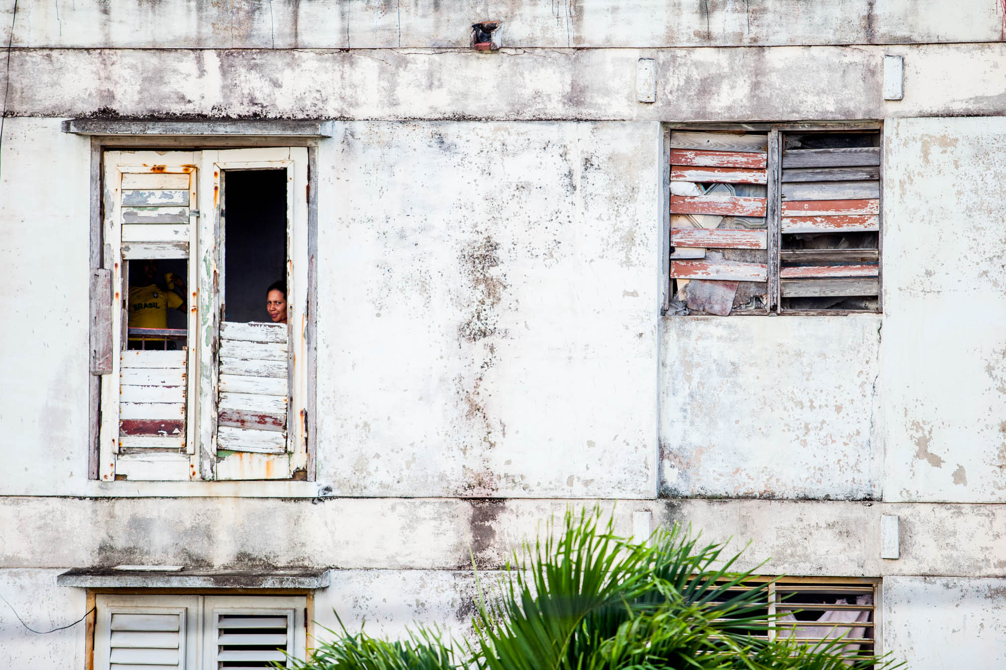 BEYOND FIRST SIGHT While gazing out at the morning street scene, Drew captured this voyeuristic moment. A relatable experience, this family enjoys their breakfast ritual. While the media often glorifies the dilapidated buildings across Cuba and other parts of the developing world, people live behind the walls of these structures. A family engaging in their daily routine, just like many of us do, yet amidst a very different backdrop than most of us can imagine.