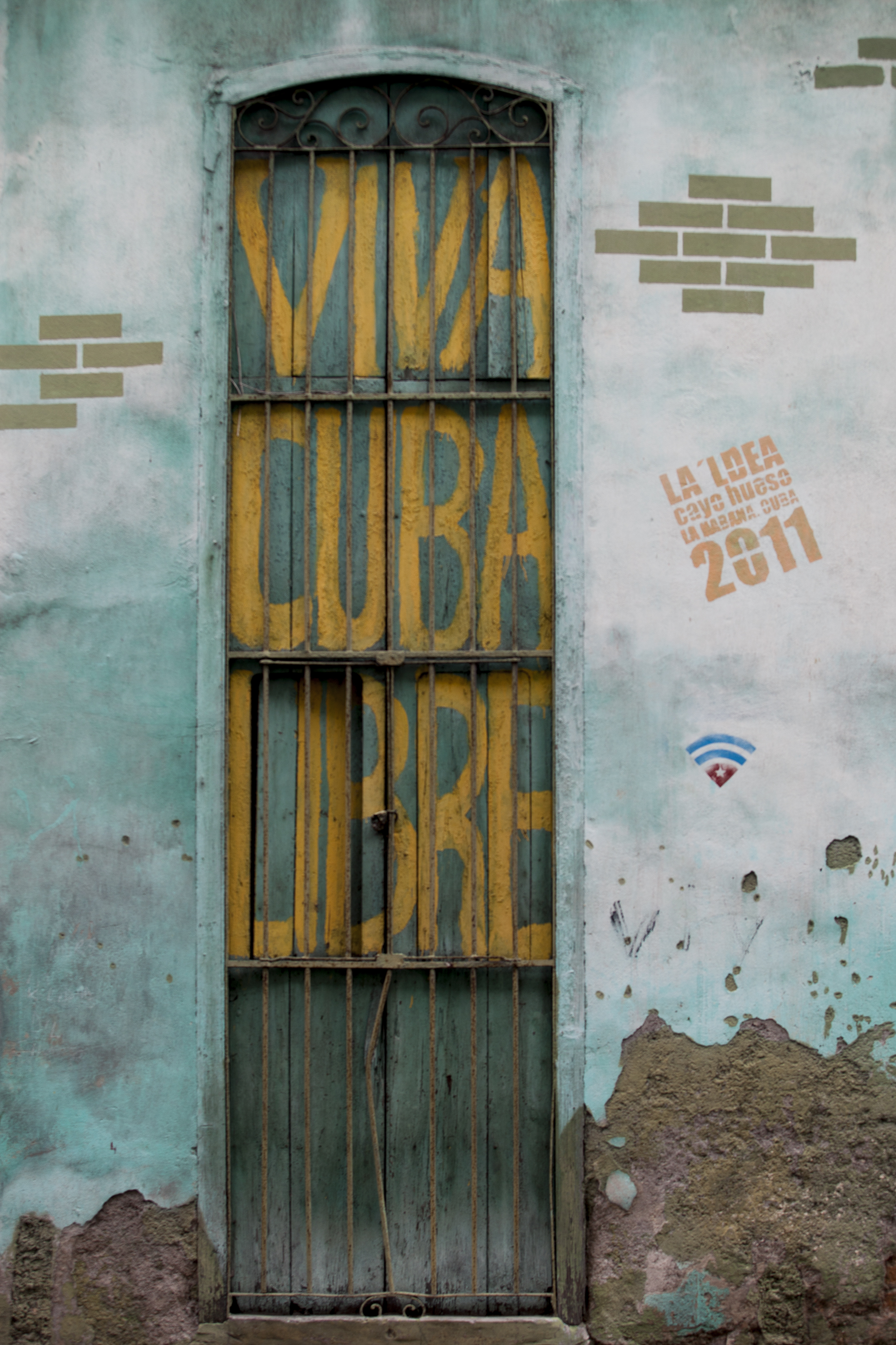 VIVA CUBA LIBRE “Long Live Free Cuba”, a sentiment that dates back to the 1959 Revolution led by Fidel Castro, Raúl Castro and Che Guevara, paints the streets from the cities to the pueblos. Whether the saying has undergone semantic satiation is unknown. Gracing walls, billboards, and rural roadsides, words of the revolution era remain a significant part of everyday environments in Cuba. As we wandered the streets, we questioned whether the repetition has removed some of the original meaning or instead instilled a greater sense of national pride.