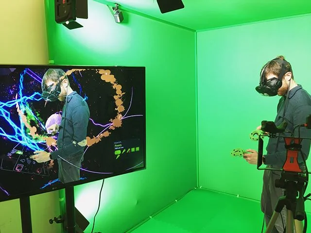 Tilt Brush by @google is one of our fave experiences and doing it in mixed reality with a LIV cube turns it into quite a spectacle! There are Tilt Brush artists that perform live for audiences at events, isn&rsquo;t that awesome?