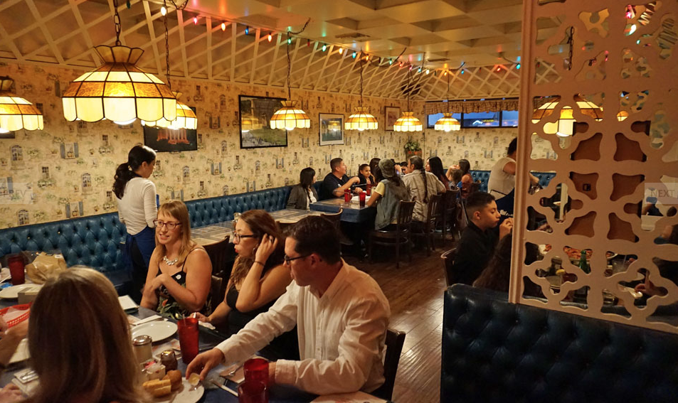 Casa Bianca Pizza Pie Large room.png