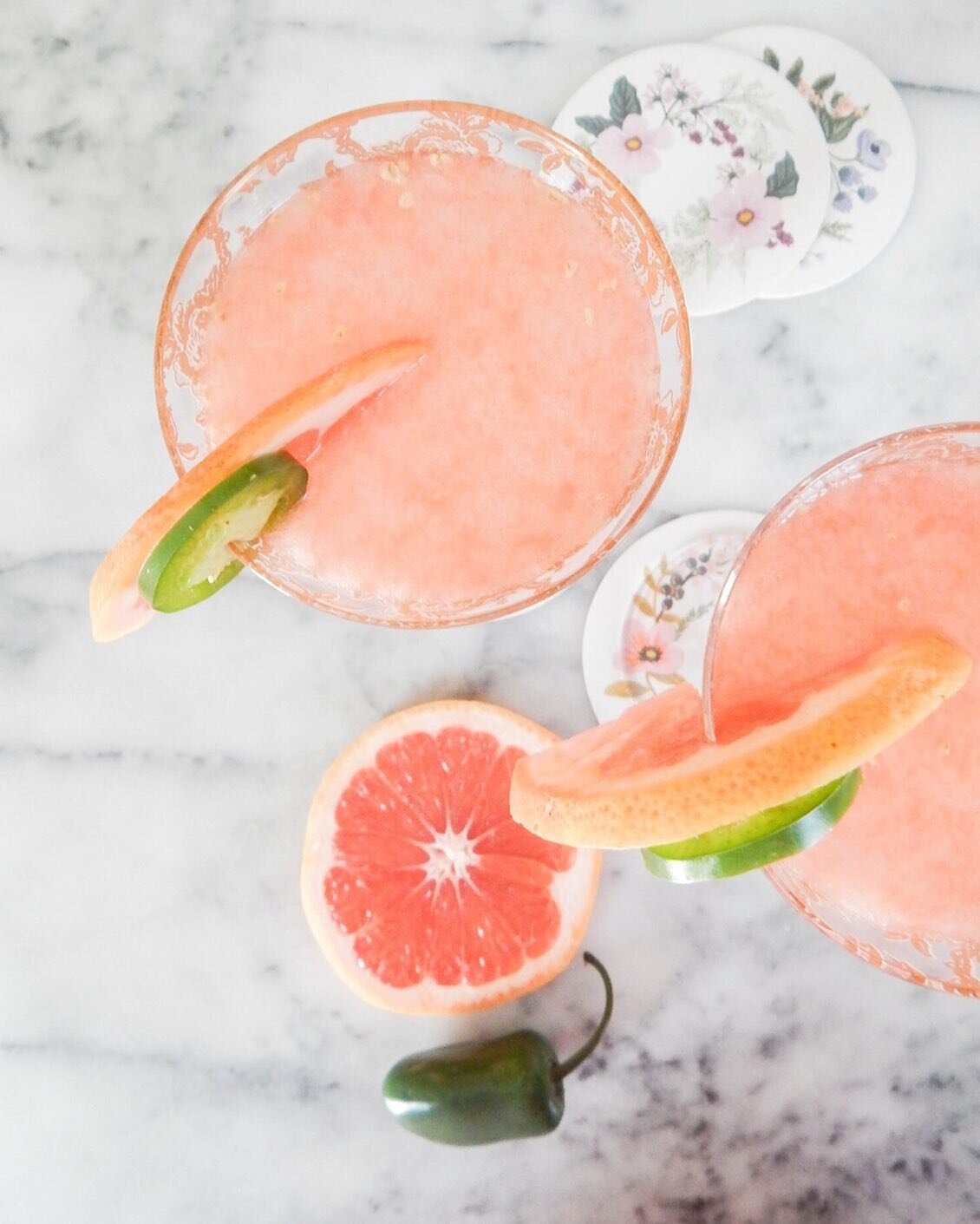 Happy long weekend! Keep your 👀 peeled for a list of our favorite non-alcoholic spirits coming at you next week. Until then, kick off the weekend with our roundup of gin based drinks that aren&rsquo;t a gin &amp; tonic. 🍸 Link in bio 💫⠀
.⠀
.⠀
.⠀
.
