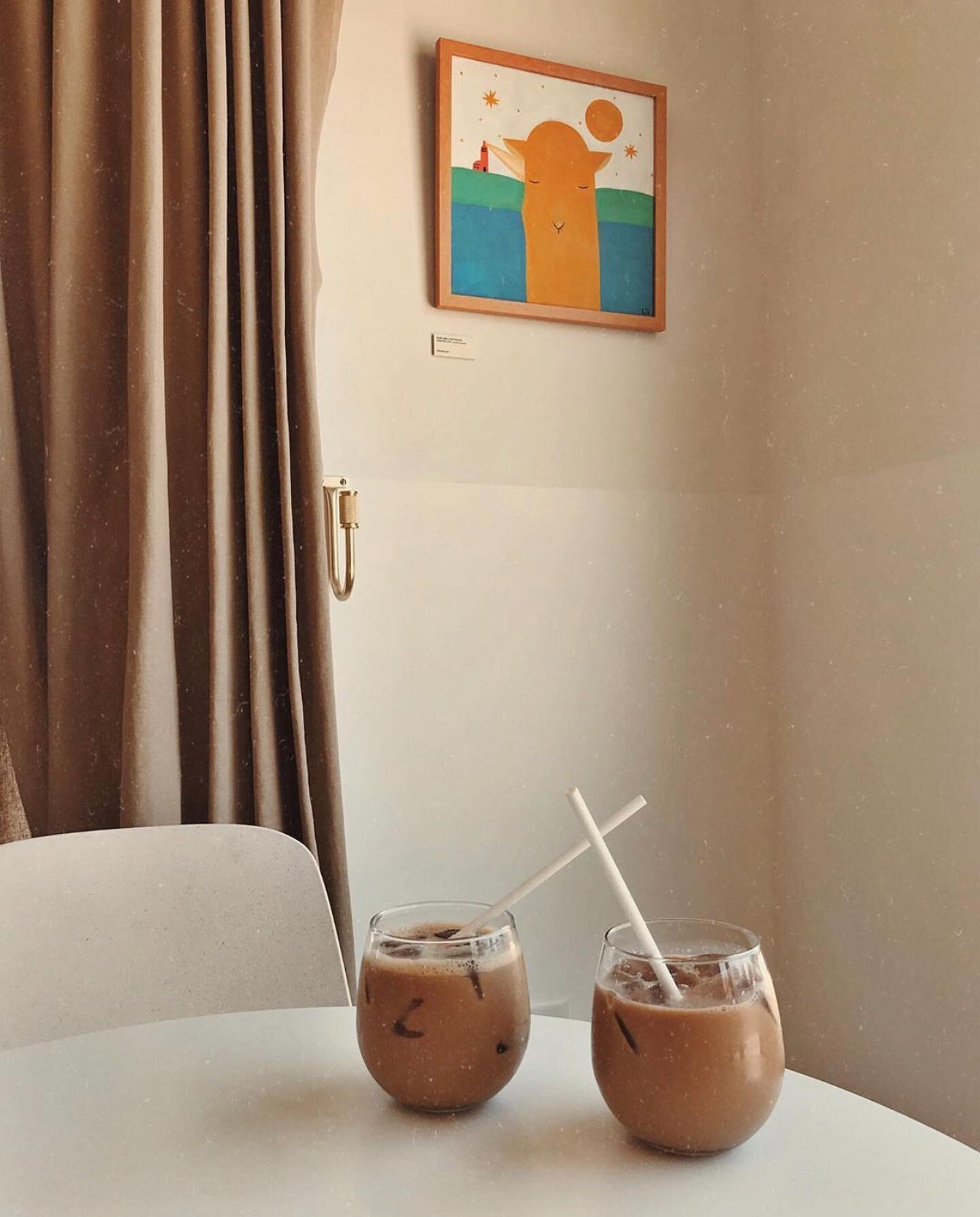 H-O-T days = I-C-E in my coffee. Sorry fall lovers, we got another week of heat. Good news is - @kumquatcoffee is serving up delicious iced coffees to start your heatwave week strong. 🍂☕️
(via - @meanderingale) 

.
.
.
.
.
.
.
.
#losangeles #lalife 