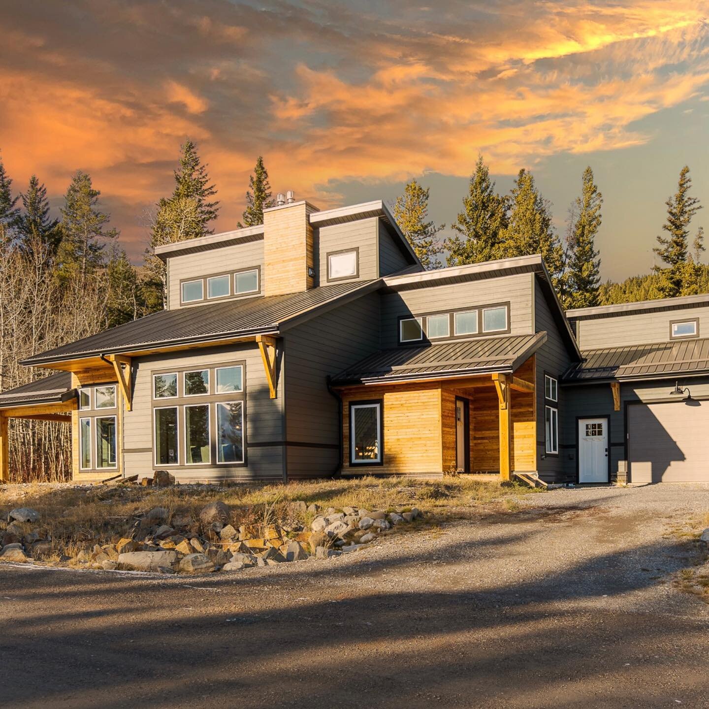 We had the opportunity to spend the day in the Crowsnest Pass staging this unique home.  This beauty combines cozy cabin vibes with striking modern features and stunning views.  We had such a blast and are so happy with the results.

Contact @kurtish
