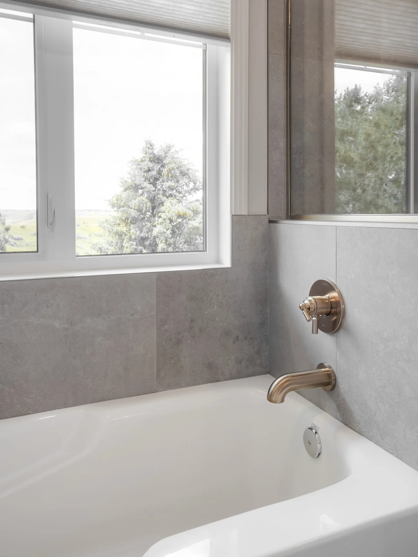 12 DAYS OF CHRISTMAS 🎅🏻🎄 Interior Design Edition | Maximize your natural light! A well-placed window not only brightens your vanity area but transforms your bath into a beautiful, airy space. This crisp white window frame and surround perfectly co