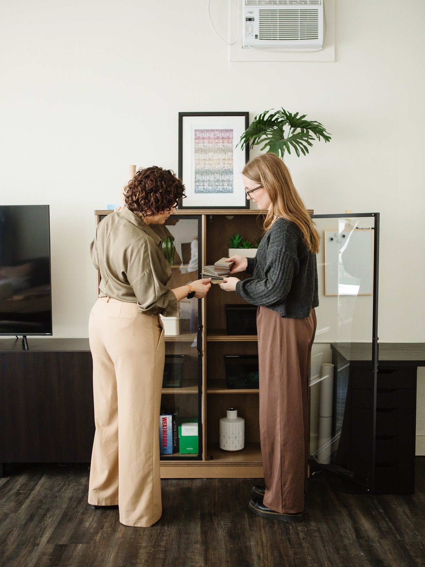 12 DAYS OF CHRISTMAS 🎅🏻🎄 Interior Design Edition | DAY 2 

Want a simple secret to making your rooms feel instantly more vibrant? It&rsquo;s all about complementary colors! These are the color pairs that sit opposite each other on the color wheel&