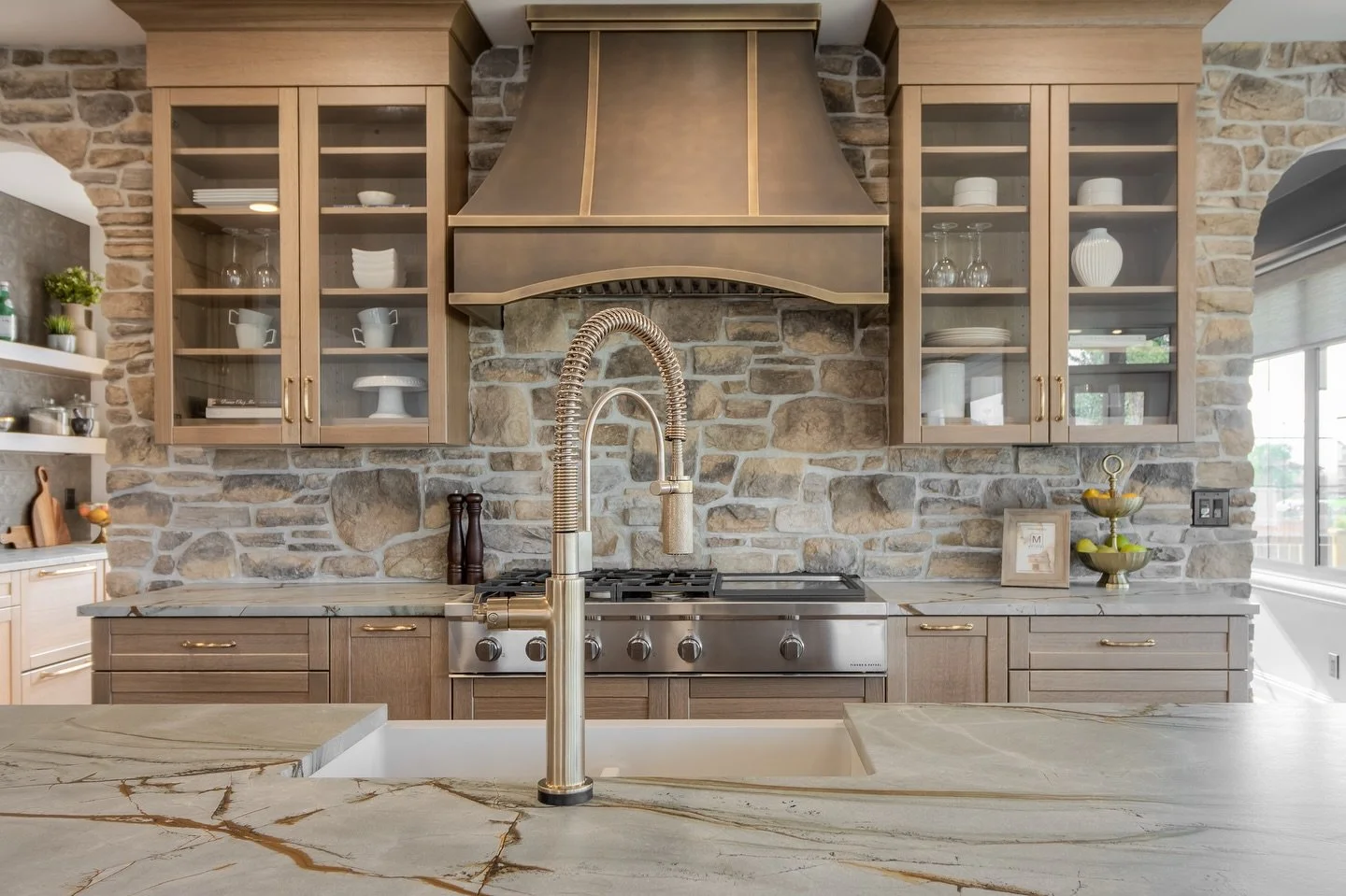 12 DAYS OF CHRISTMAS 🎅🏻🎄 Interior Design Edition | DAY 3
Want to bring immediate depth and warmth into a space? It&rsquo;s all about embracing stone and organic textures!

Stone, like the rugged backsplash and veined countertop in this kitchen, in
