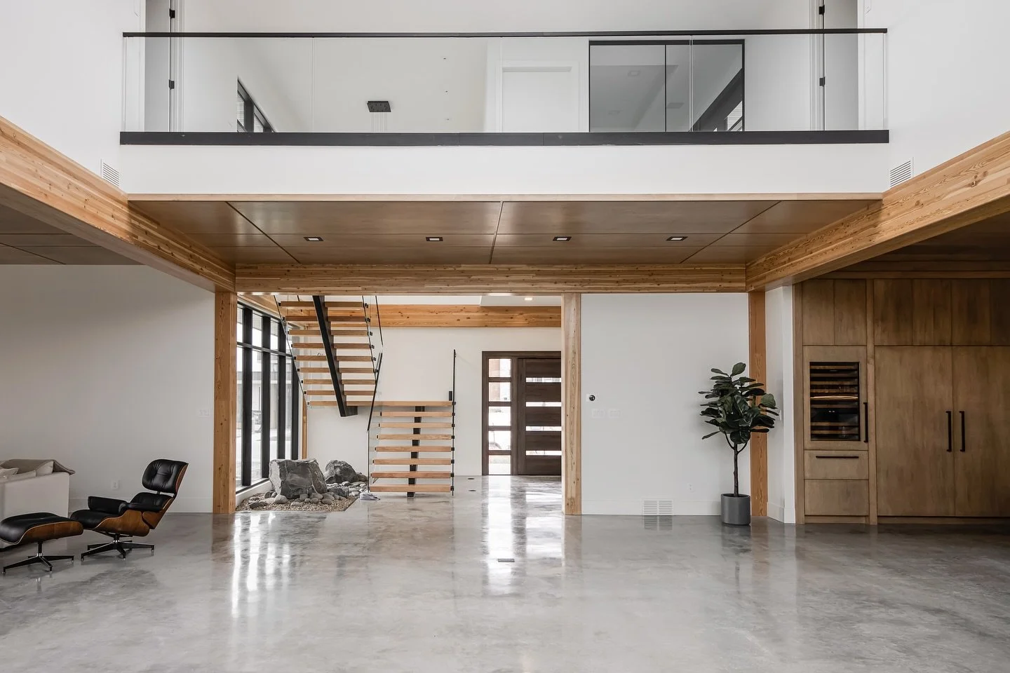 12 DAYS OF CHRISTMAS 🎅🏻🎄 Interior Design Edition | DAY 4
The ultimate design solution for modern living? Open Concept!

We&rsquo;re sharing the four major benefits of an open layout, like this stunning space where walls take a backseat to light an