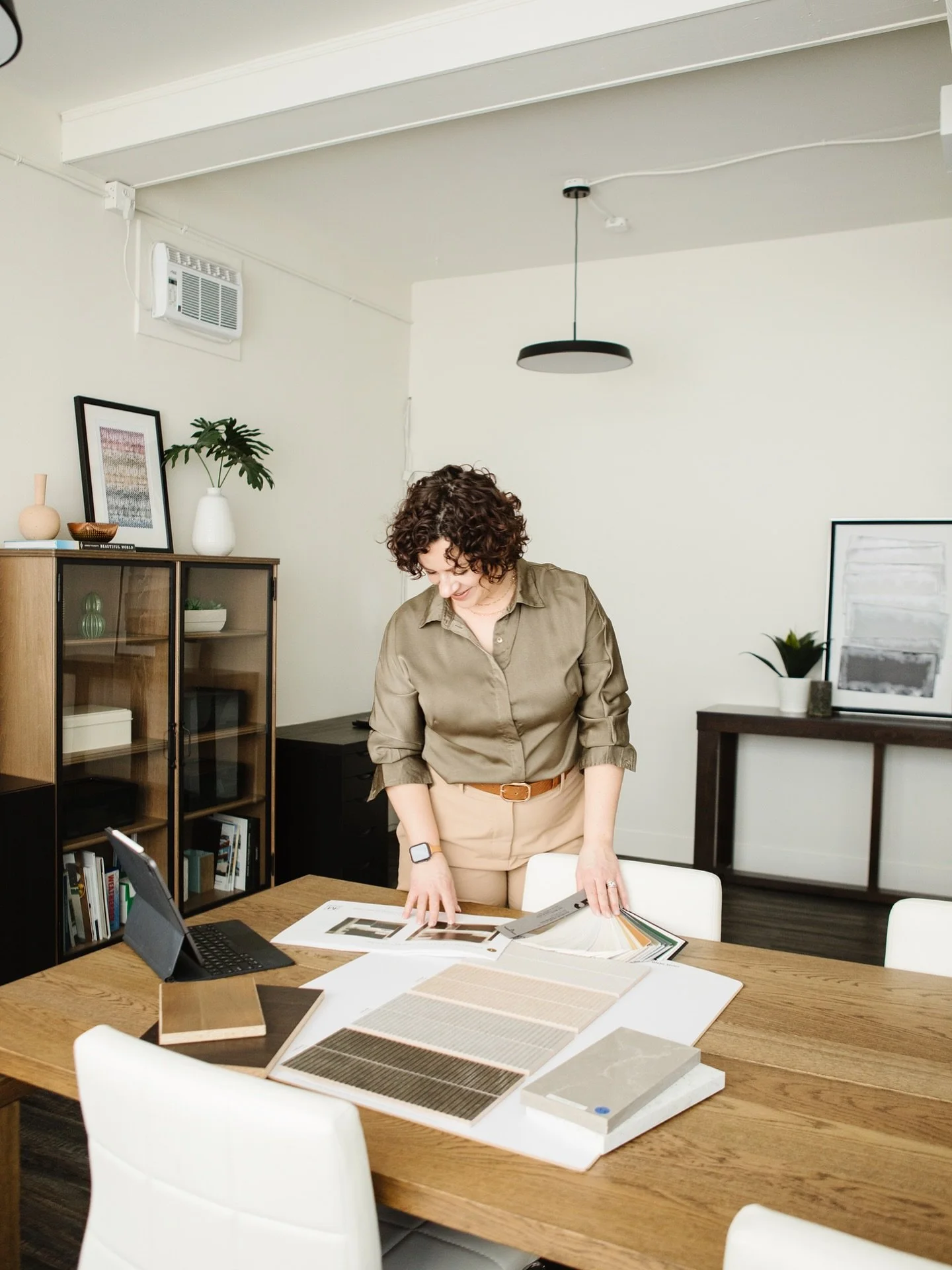 12 DAYS OF CHRISTMAS 🎅🏻🎄 Interior Design Edition | DAY 6

The biggest mistake you can make? Choosing finishes under showroom lights! For Day 6, we&rsquo;re talking about why you must test samples and swatches in your actual space.

Lighting is eve