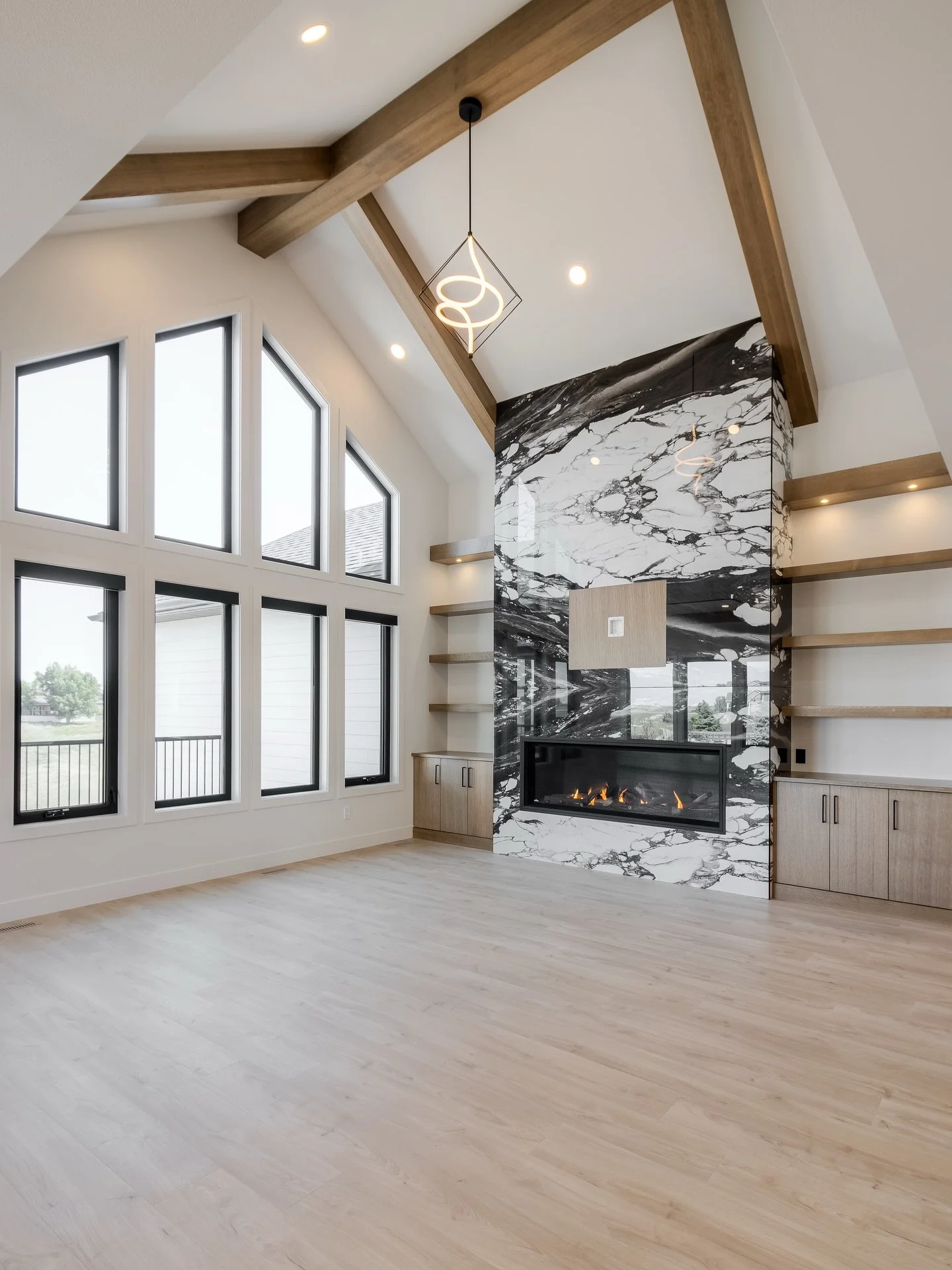 12 DAYS OF CHRISTMAS 🎅🏻🎄 Interior Design Edition | DAY 7

Nothing transforms the &ldquo;feel&rdquo; of a home quite like volume and light! For Day 7, we&rsquo;re looking at the massive impact of vaulted ceilings and natural lighting. High ceilings